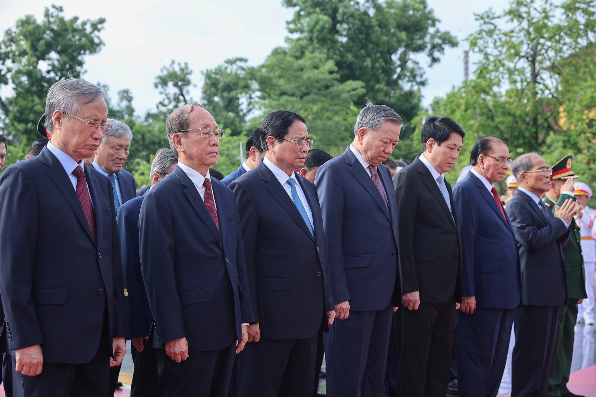 Các đồng chí lãnh đạo, nguyên lãnh đạo Đảng, Nhà nước dâng hương tại Đài tưởng niệm các anh hùng liệt sĩ - Ảnh: VGP Các đồng chí lãnh đạo, nguyên lãnh đạo Đảng, Nhà nước dâng hương tại Đài tưởng niệm các anh hùng liệt sĩ - Ảnh: VGP