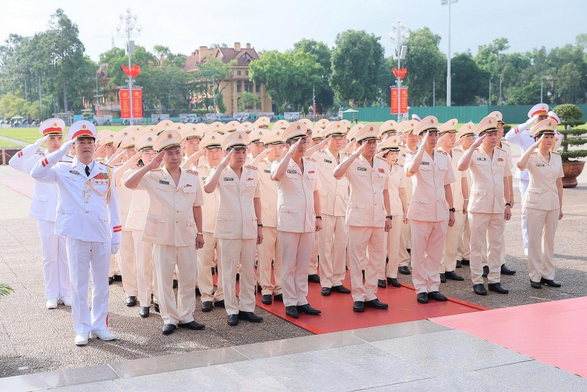 Lãnh đạo Đảng, Nhà nước vào Lăng viếng Chủ tịch Hồ Chí Minh, tưởng niệm các anh hùng liệt sĩ Lãnh đạo Đảng, Nhà nước vào Lăng viếng Chủ tịch Hồ Chí Minh, tưởng niệm các anh hùng liệt sĩ