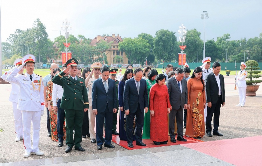Lãnh đạo Đảng, Nhà nước vào Lăng viếng Chủ tịch Hồ Chí Minh, tưởng niệm các anh hùng liệt sĩ Lãnh đạo Đảng, Nhà nước vào Lăng viếng Chủ tịch Hồ Chí Minh, tưởng niệm các anh hùng liệt sĩ