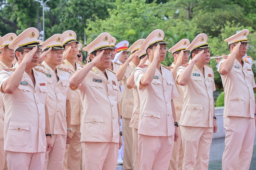 Lãnh đạo Đảng, Nhà nước vào Lăng viếng Chủ tịch Hồ Chí Minh, tưởng niệm các anh hùng liệt sĩ Lãnh đạo Đảng, Nhà nước vào Lăng viếng Chủ tịch Hồ Chí Minh, tưởng niệm các anh hùng liệt sĩ