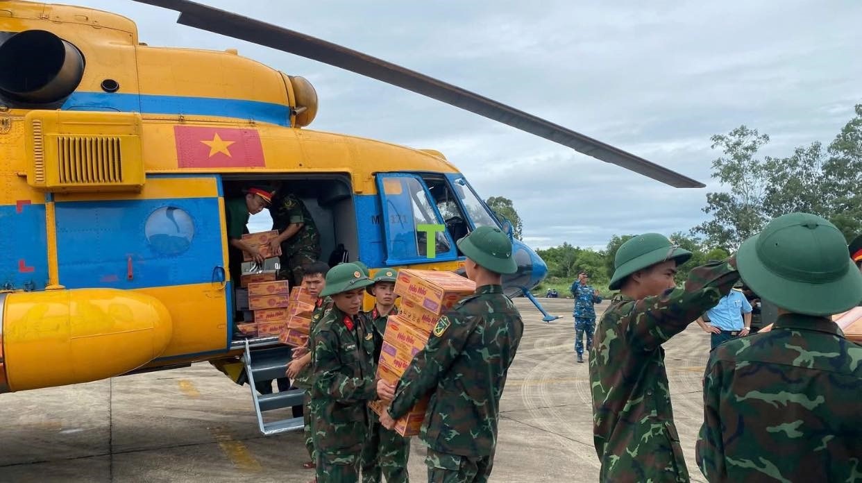 KHÔNG QUÂN HUY ĐỘNG TRỰC THĂNG CỨU HỘ VÙNG LŨ NGHỆ AN KHÔNG QUÂN HUY ĐỘNG TRỰC THĂNG CỨU HỘ VÙNG LŨ NGHỆ AN