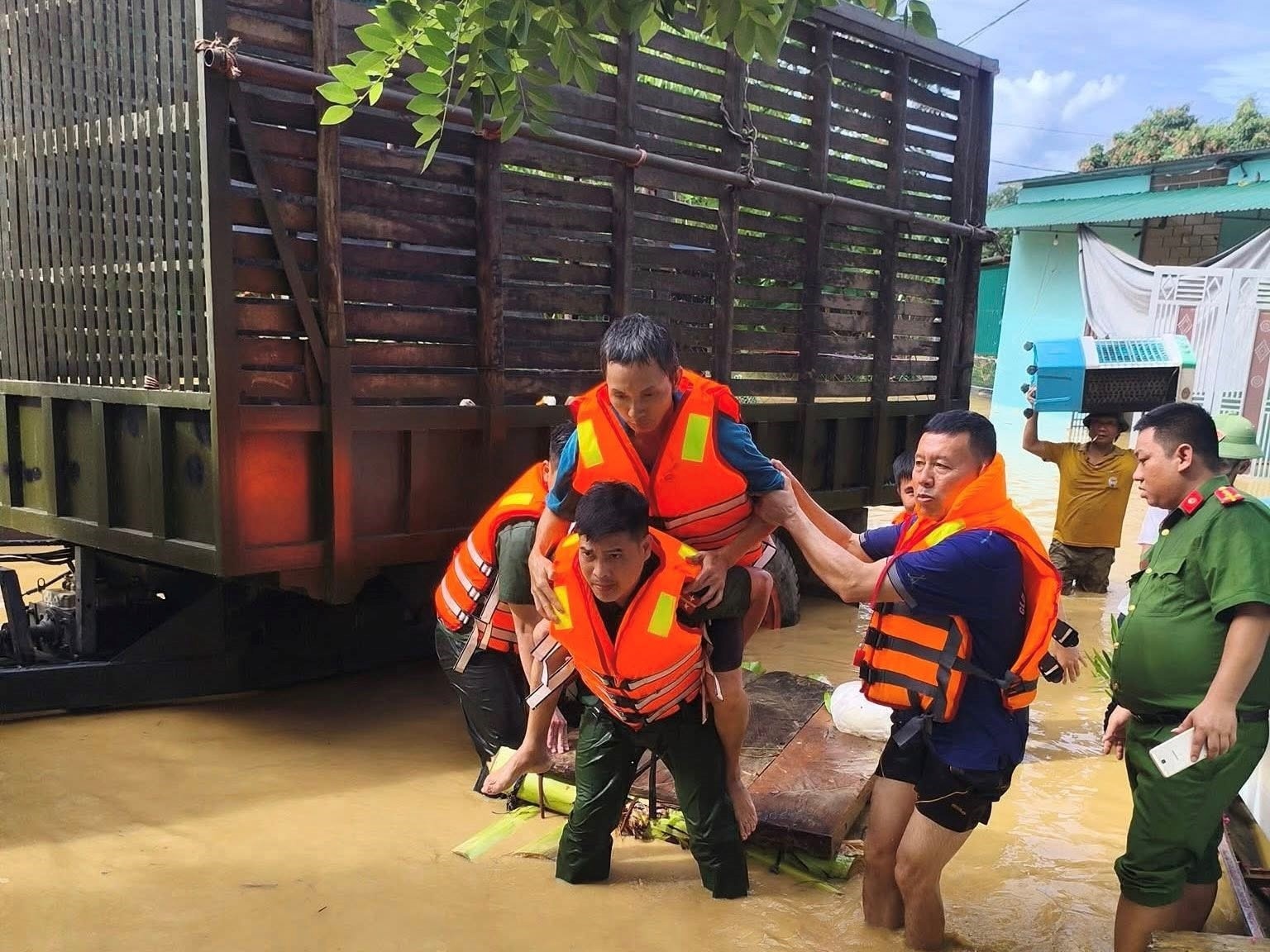 Công An xã Nhân Hoà hỗ trợ sơ tán người và tài sản của người dân trong vùng có nguy cơ ngập sâu. Công An xã Nhân Hoà hỗ trợ sơ tán người và tài sản của người dân trong vùng có nguy cơ ngập sâu.