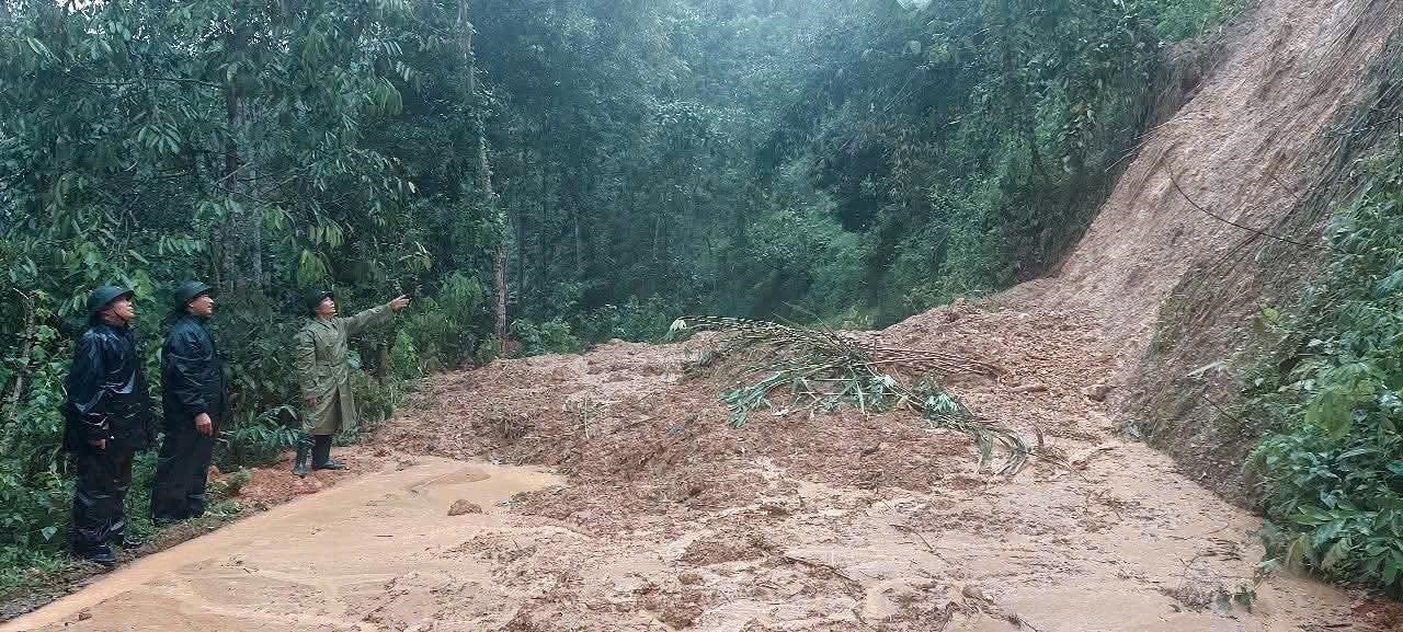 Nhiều điểm sạt lở đã chia cắt, cô lập nhiều thôn xóm tại xã Nhân Hoà Nhiều điểm sạt lở đã chia cắt, cô lập nhiều thôn xóm tại xã Nhân Hoà