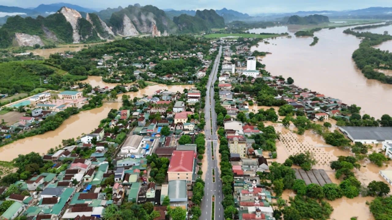 Trung tâm xã Anh Sơn, ngập trong biển nước Trung tâm xã Anh Sơn, ngập trong biển nước