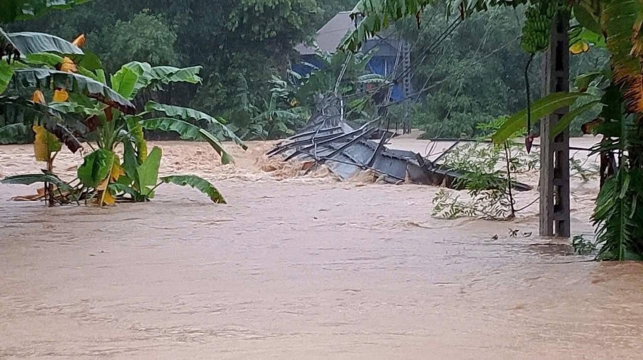 Một cây cầu treo bắc qua sông Lam bị nước cuốn trôi Một cây cầu treo bắc qua sông Lam bị nước cuốn trôi
