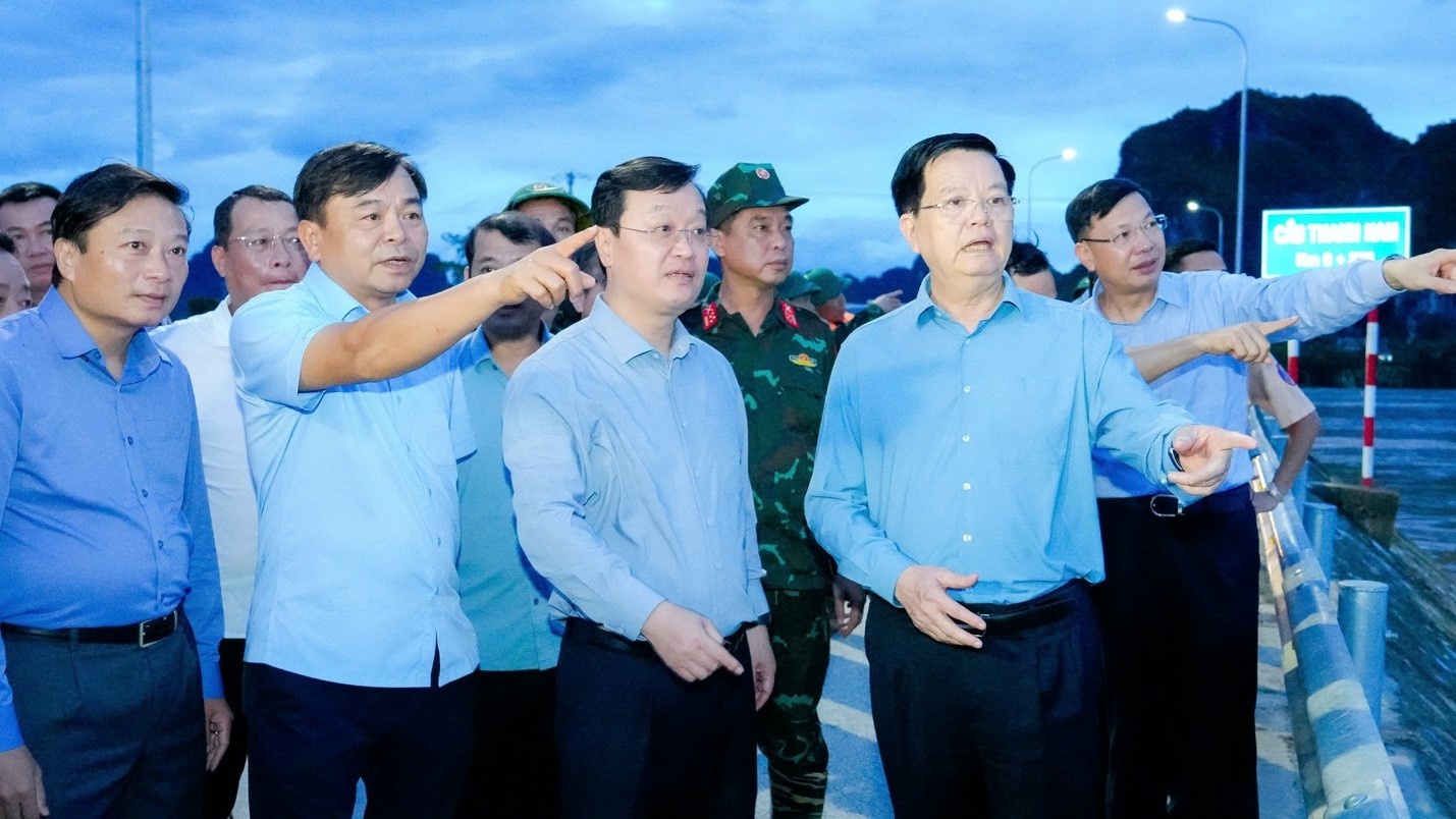 Phó Thủ tướng Chính phủ Mai Văn Chính đã trực tiếp đến kiểm tra, chỉ đạo công tác ứng phó, khắc phục lũ lụt tại Nghệ An, yêu cầu các lực lượng chức năng không được chủ quan, tiếp tục rà soát các khu vực xung yếu và đảm bảo an toàn tuyệt đối cho người dân. Về phía địa phương lãnh đạo tỉnh Nghệ An gồm ông Nguyễn Đức Trung, Bí thư Tỉnh uỷ, Chủ tịch UBND tỉnh Lê Hồng Vinh, Phó Chủ tịch Nguyễn Văn Đệ và nhiều đoàn công tác đã trực tiếp đến các điểm nóng kiểm tra, chỉ đạo khắc phục hậu quả. Phó Thủ tướng Chính phủ Mai Văn Chính đã trực tiếp đến kiểm tra, chỉ đạo công tác ứng phó, khắc phục lũ lụt tại Nghệ An, yêu cầu các lực lượng chức năng không được chủ quan, tiếp tục rà soát các khu vực xung yếu và đảm bảo an toàn tuyệt đối cho người dân. Về phía địa phương lãnh đạo tỉnh Nghệ An gồm ông Nguyễn Đức Trung, Bí thư Tỉnh uỷ, Chủ tịch UBND tỉnh Lê Hồng Vinh, Phó Chủ tịch Nguyễn Văn Đệ và nhiều đoàn công tác đã trực tiếp đến các điểm nóng kiểm tra, chỉ đạo khắc phục hậu quả.