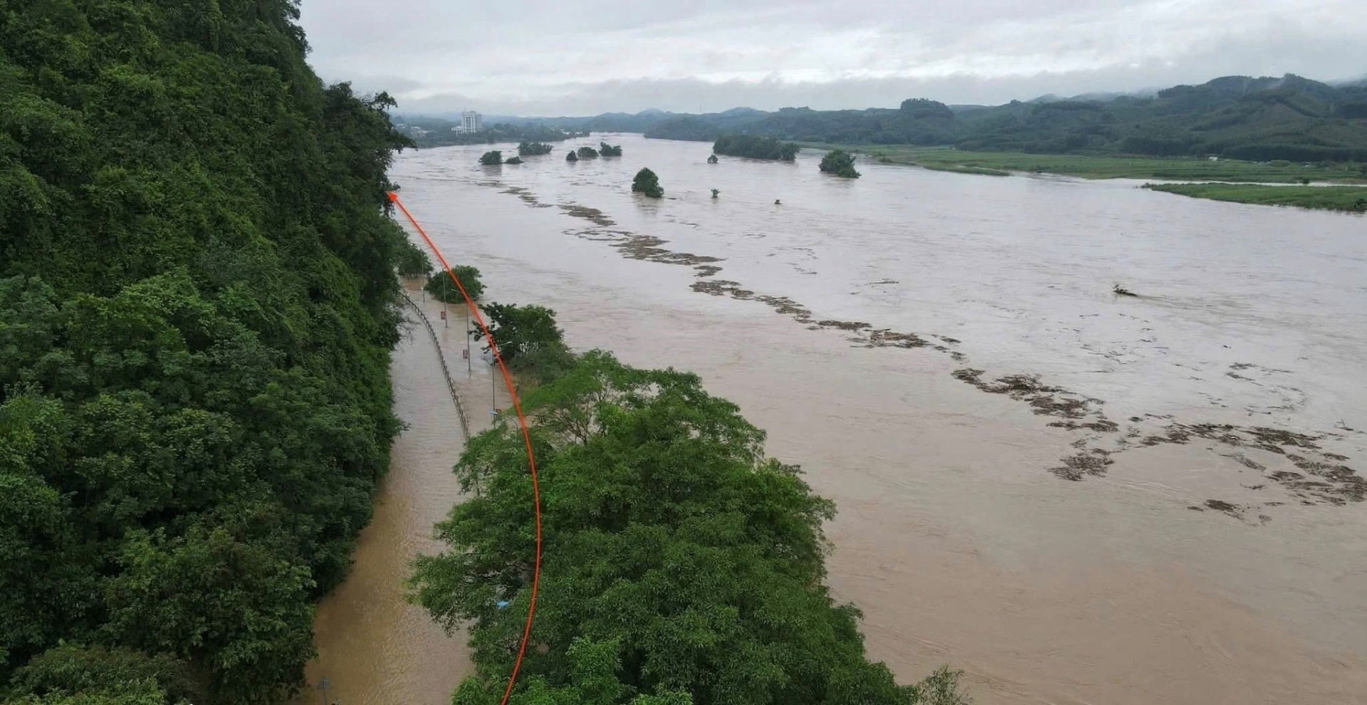 Mức nước trên sông Lam dâng cao, đoan qua xã Con Cuông Mức nước trên sông Lam dâng cao, đoan qua xã Con Cuông