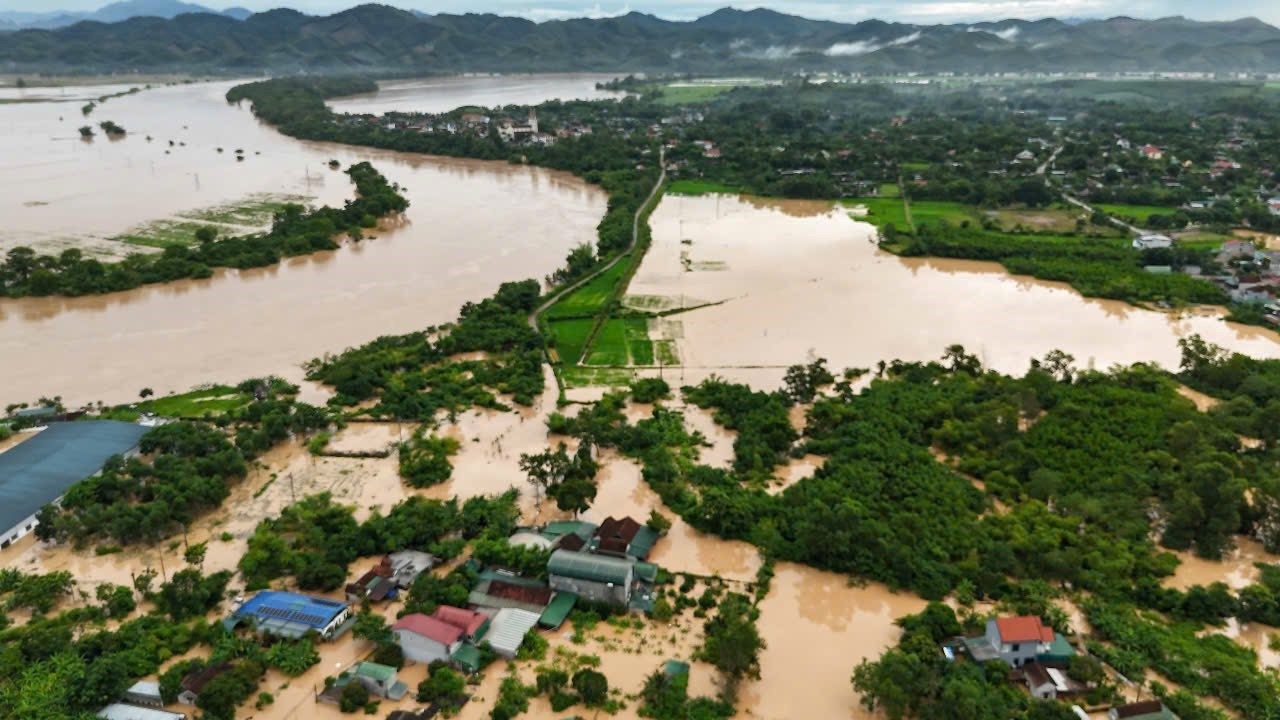 Sông Lam đoạn qua xã Anh Sơn, hai bên bãi sông là sinh kế của người dân, nhiều diên tích cây mía, cây ngô sinh khối ngập trong nước lũ. Sông Lam đoạn qua xã Anh Sơn, hai bên bãi sông là sinh kế của người dân, nhiều diên tích cây mía, cây ngô sinh khối ngập trong nước lũ.