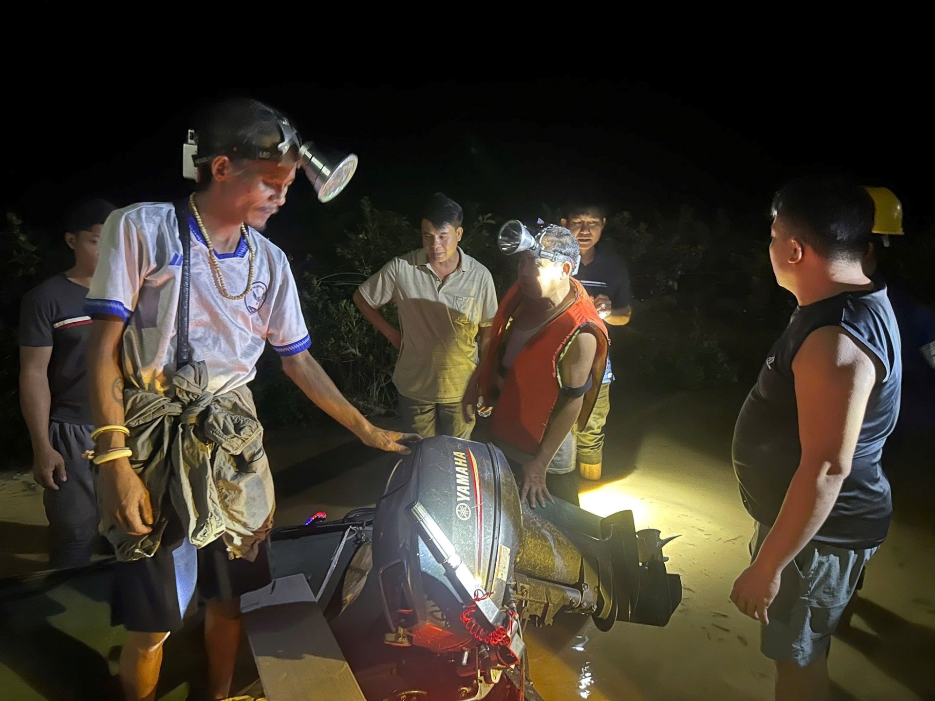 Các lực lượng tại chỗ và tình nguyện viên hỗ trợ người dân sơ tán tai xã Nhân Hoà Các lực lượng tại chỗ và tình nguyện viên hỗ trợ người dân sơ tán tai xã Nhân Hoà