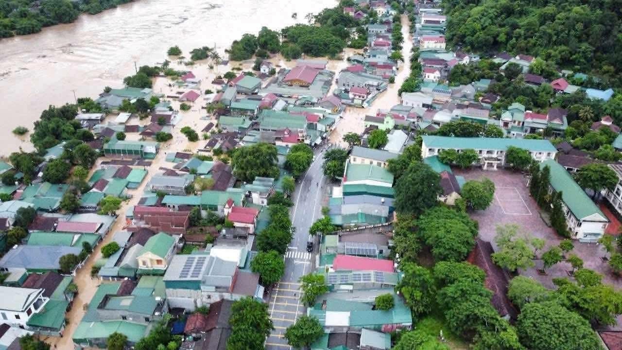 Trung tâm xã Tương Dương ngập trong nước lũ Trung tâm xã Tương Dương ngập trong nước lũ