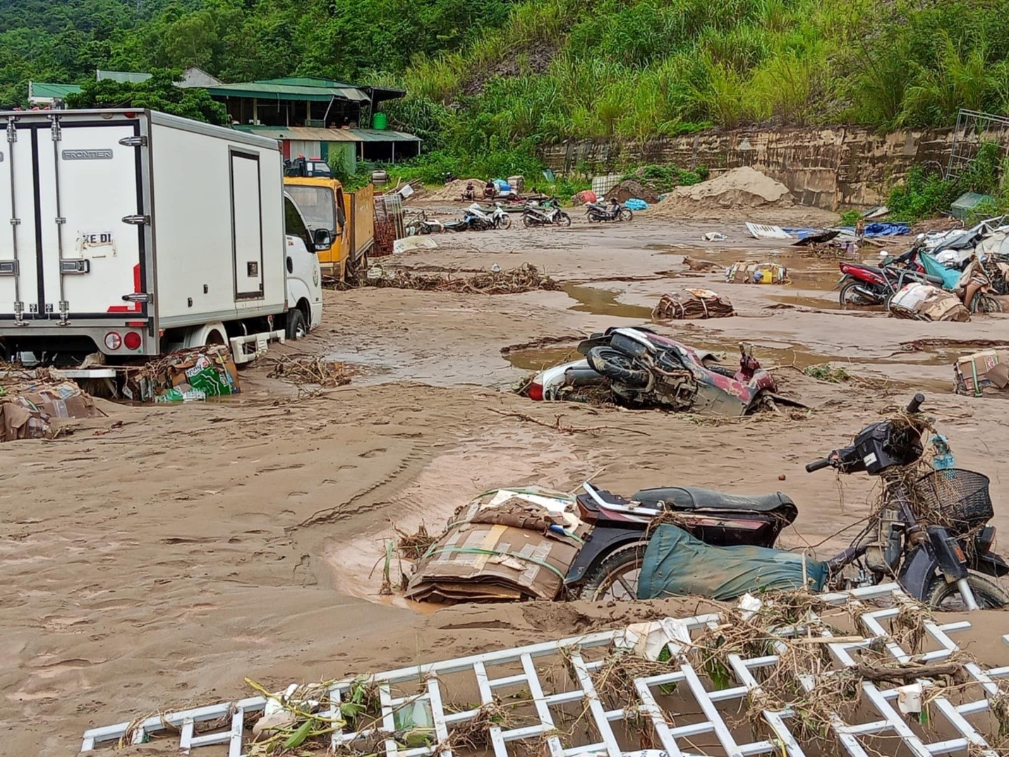 Trung tâm xã Mường Xén tan hoang sau cơn lũ lịch sử. Trung tâm xã Mường Xén tan hoang sau cơn lũ lịch sử.