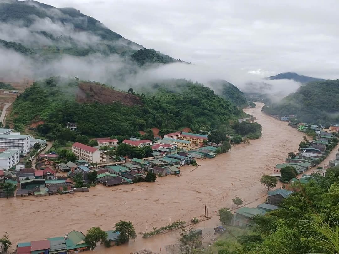 “Lần đầu tiên trong đời trực tiếp chứng kiến cơn lũ lịch sử, cơn lũ lớn nhất ở Kỳ Sơn. Trên dòng sông Nậm Mộ lớn vậy nhưng khi nước lũ thượng nguồn từ Lào đổ về nó cuồn cuộn màu vàng đục và phát lên những âm thanh rùng rợn, nhất là khi nó mang theo những cây gỗ lớn, những hòn đá hay những gì nó mang được va chạm vào nhà, vào cầu đường nó phát những tiếng nổ lớn rất ghê sợ và kéo theo tài sản của người dân. Chỉ mong mưa thuận gió hoà để nhân dân được an vui!” chia sẻ của ông Nguyễn Viết Hùng - Bí thư Đảng uỷ xã Mường Xén. “Lần đầu tiên trong đời trực tiếp chứng kiến cơn lũ lịch sử, cơn lũ lớn nhất ở Kỳ Sơn. Trên dòng sông Nậm Mộ lớn vậy nhưng khi nước lũ thượng nguồn từ Lào đổ về nó cuồn cuộn màu vàng đục và phát lên những âm thanh rùng rợn, nhất là khi nó mang theo những cây gỗ lớn, những hòn đá hay những gì nó mang được va chạm vào nhà, vào cầu đường nó phát những tiếng nổ lớn rất ghê sợ và kéo theo tài sản của người dân. Chỉ mong mưa thuận gió hoà để nhân dân được an vui!” chia sẻ của ông Nguyễn Viết Hùng - Bí thư Đảng uỷ xã Mường Xén.