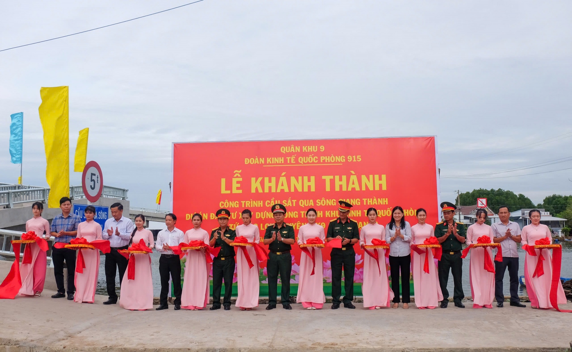 Các Đoàn Kinh tế-Quốc phòng Quân khu 9: Xứng đáng là “Đội quân chiến đấu, đội quân công tác, đội quân lao động sản xuất” Các Đoàn Kinh tế-Quốc phòng Quân khu 9: Xứng đáng là “Đội quân chiến đấu, đội quân công tác, đội quân lao động sản xuất”