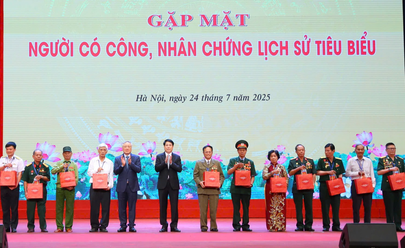 Chủ tịch nước Lương Cường, Phó Thủ tướng Thường trực Chính phủ Nguyễn Hòa Bình tặng quà người có công, nhân chứng lịch sử tiêu biểu Chủ tịch nước Lương Cường, Phó Thủ tướng Thường trực Chính phủ Nguyễn Hòa Bình tặng quà người có công, nhân chứng lịch sử tiêu biểu