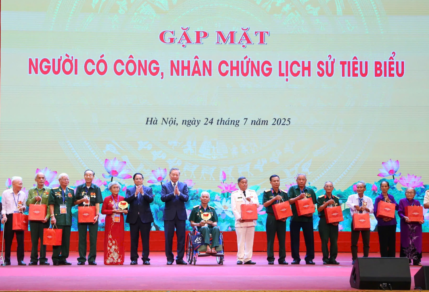 Tổng Bí thư Tô Lâm, Thủ tướng Phạm Minh Chính tặng quà người có công, nhân chứng lịch sử tiêu biểu Tổng Bí thư Tô Lâm, Thủ tướng Phạm Minh Chính tặng quà người có công, nhân chứng lịch sử tiêu biểu