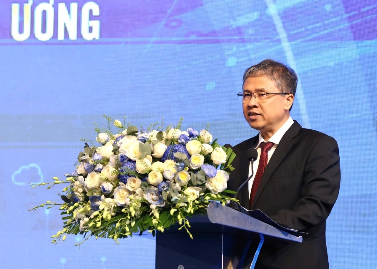 Ông Trần Hòa Nam, Phó Chủ tịch UBND tỉnh Khánh Hòa phát biểu tham luận tại hội thảo. Ông Trần Hòa Nam, Phó Chủ tịch UBND tỉnh Khánh Hòa phát biểu tham luận tại hội thảo.