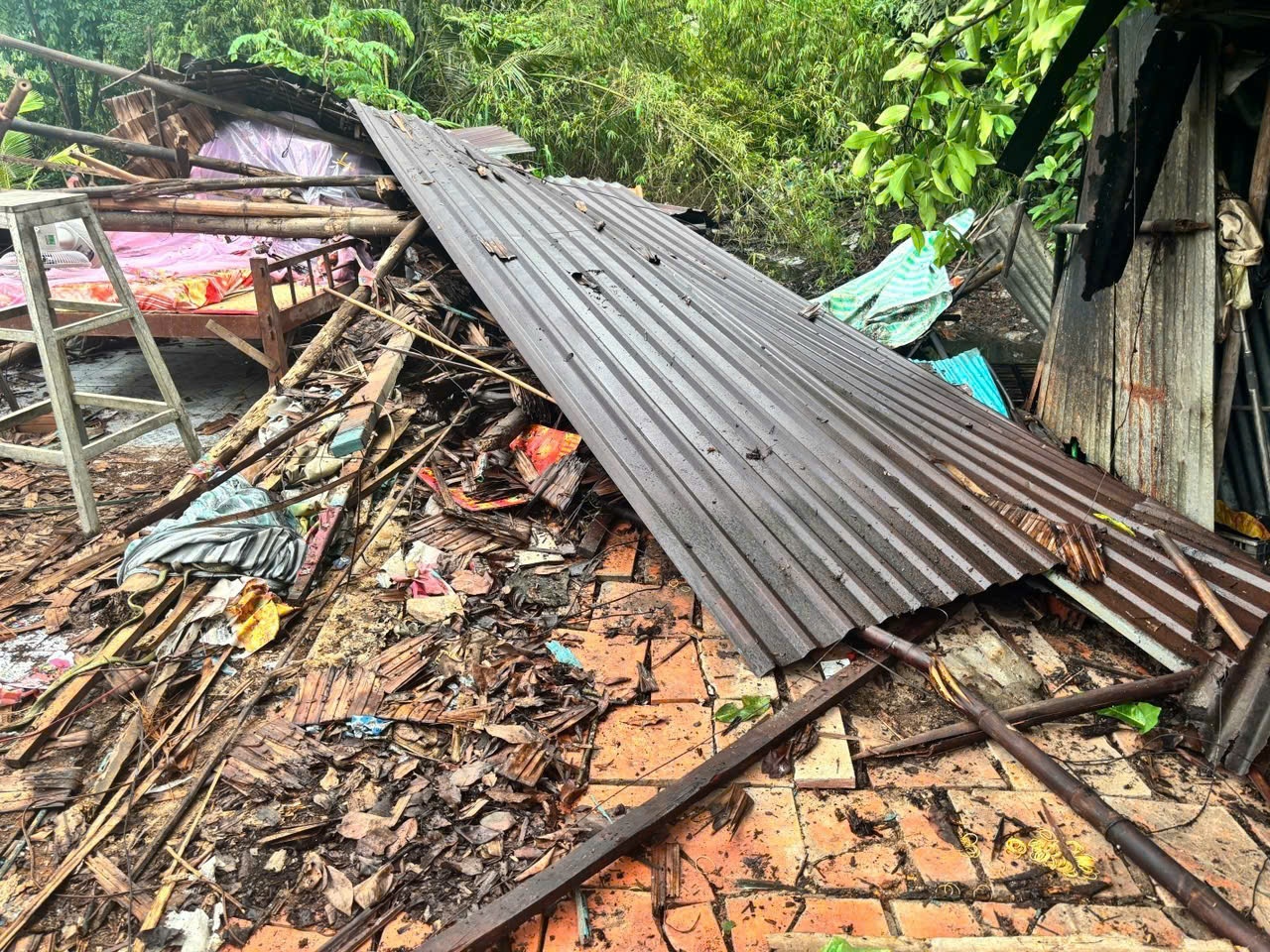 Chủ tịch Cần Thơ yêu cầu hỗ trợ người dân sửa chữa nhà sau ảnh hưởng của dông lốc