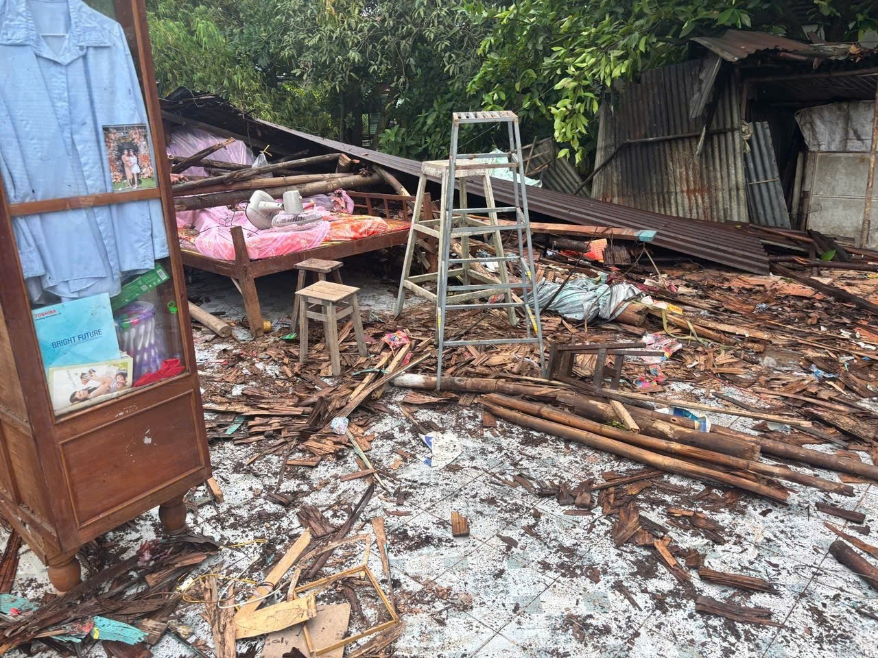 Chủ tịch Cần Thơ yêu cầu hỗ trợ người dân sửa chữa nhà sau ảnh hưởng của dông lốc