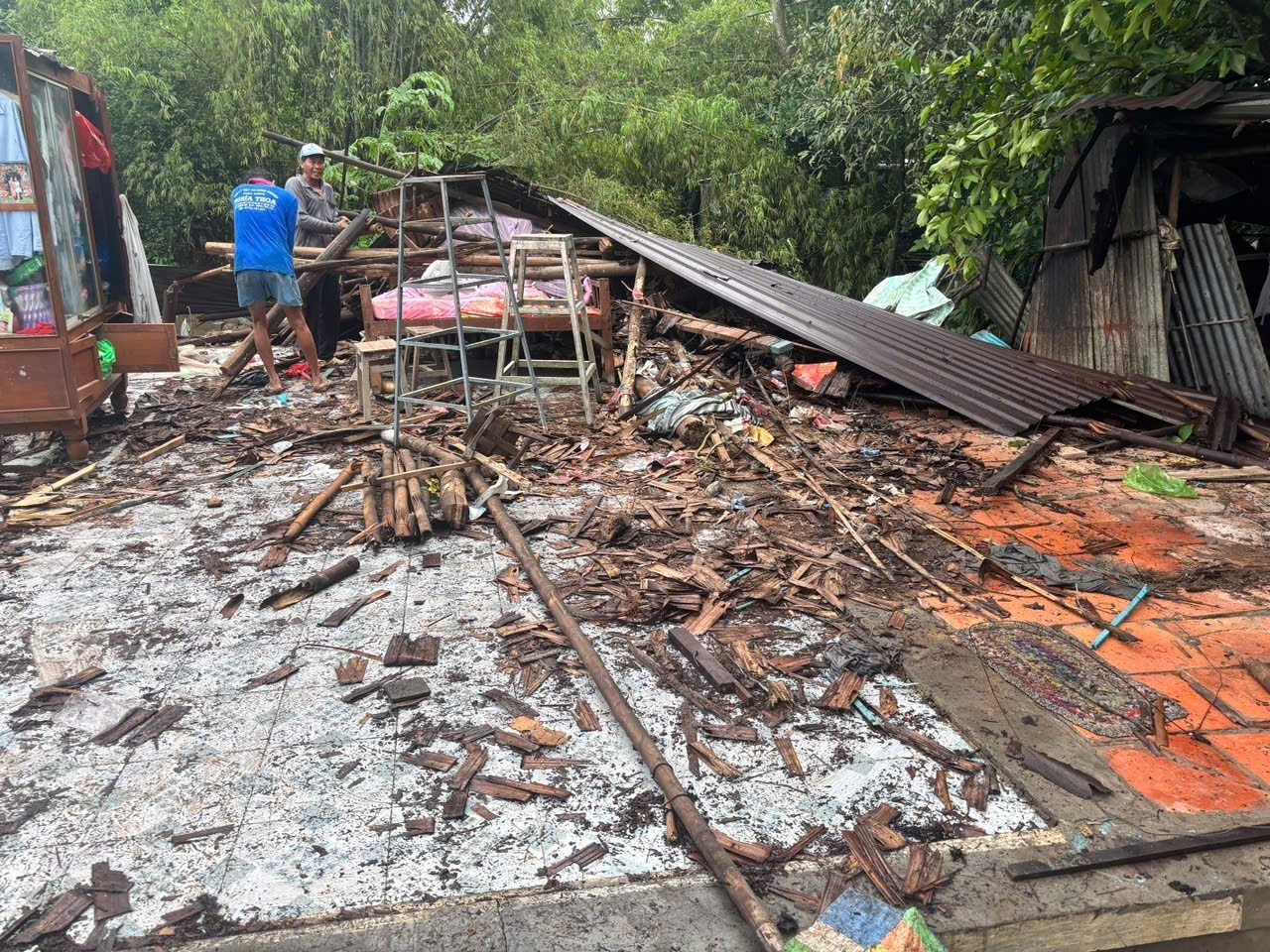 Chủ tịch Cần Thơ yêu cầu hỗ trợ người dân sửa chữa nhà sau ảnh hưởng của dông lốc