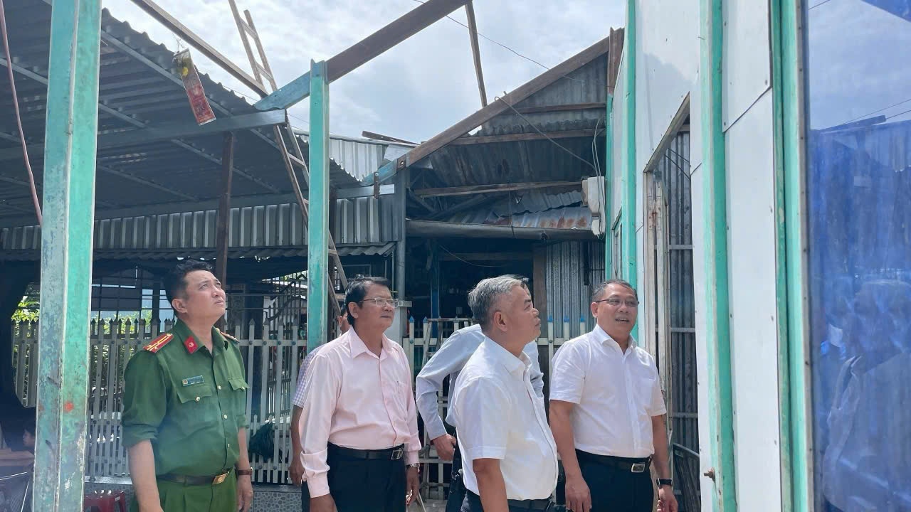 Chủ tịch Cần Thơ yêu cầu hỗ trợ người dân sửa chữa nhà sau ảnh hưởng của dông lốc
