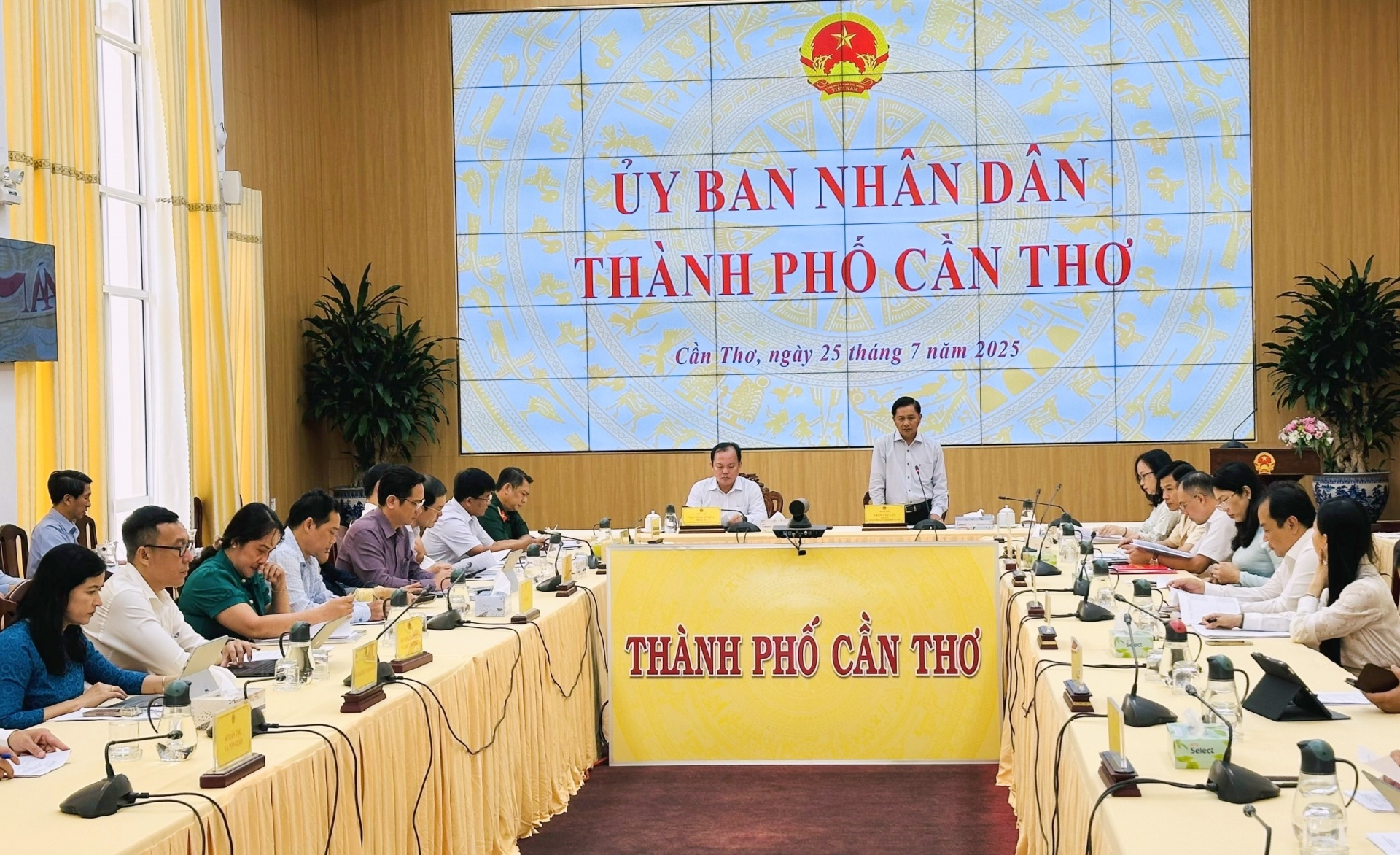 Chủ tịch Cần Thơ yêu cầu hỗ trợ người dân sửa chữa nhà sau ảnh hưởng của dông lốc