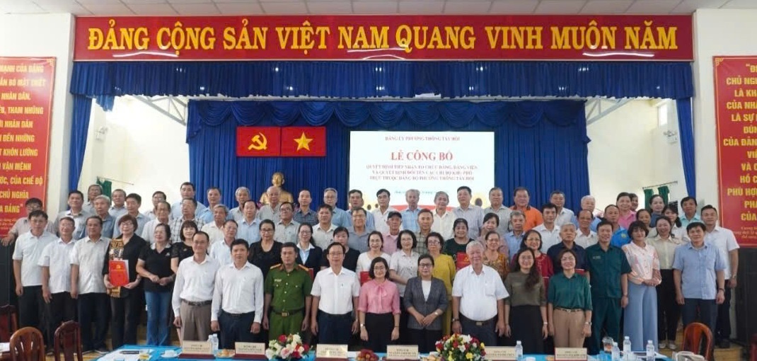 Lãnh đạo Phường cùng vớI các chi đảnh bộ, và khu phố trưởng 55 khu phố Lãnh đạo Phường cùng vớI các chi đảnh bộ, và khu phố trưởng 55 khu phố