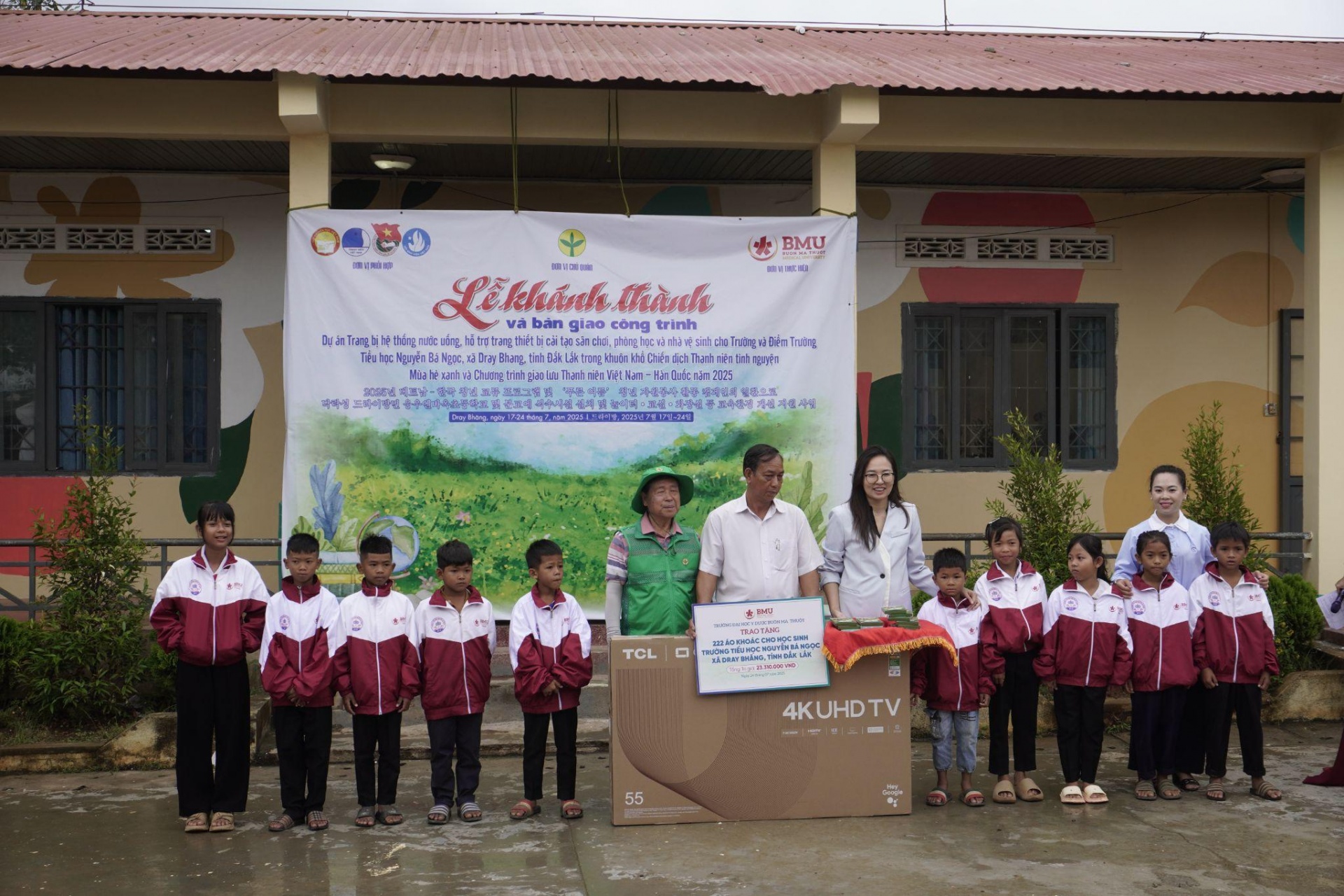 Các em học sinh phấn khởi khi nhận áo khoác mới và tivi mới phục vụ cho việc học tập Các em học sinh phấn khởi khi nhận áo khoác mới và tivi mới phục vụ cho việc học tập