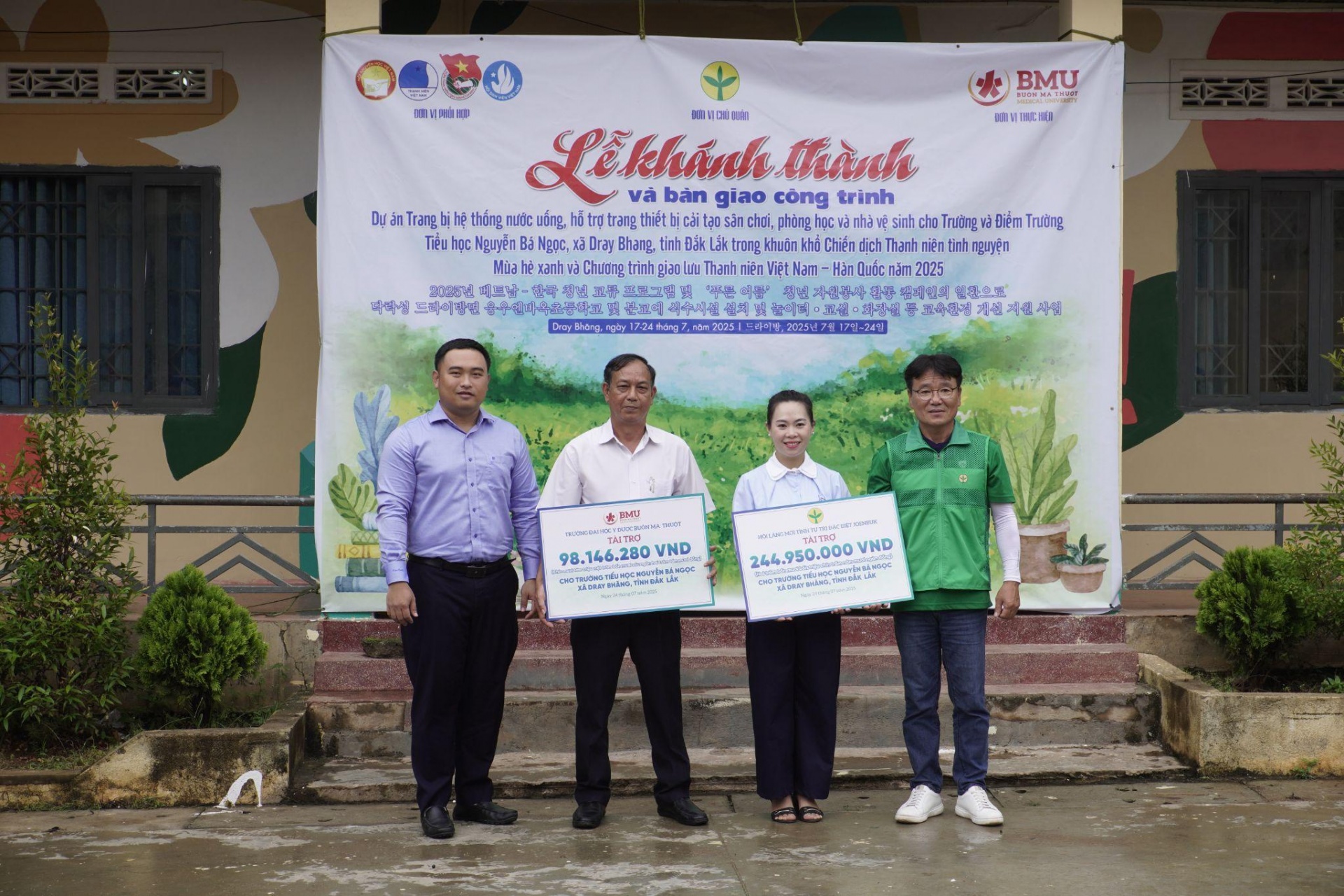 Các đơn vị tài trợ trao bảng tài trợ cho Lãnh đạo Trường Tiểu học Nguyễn Bá Ngọc Các đơn vị tài trợ trao bảng tài trợ cho Lãnh đạo Trường Tiểu học Nguyễn Bá Ngọc