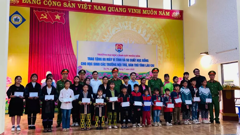 Lan tỏa yêu thương từ lực lượng Công an: Trường Đại học Cảnh sát nhân dân trao học bổng và thiết bị học tập cho học sinh nghèo tại Sa Pa Lan tỏa yêu thương từ lực lượng Công an: Trường Đại học Cảnh sát nhân dân trao học bổng và thiết bị học tập cho học sinh nghèo tại Sa Pa