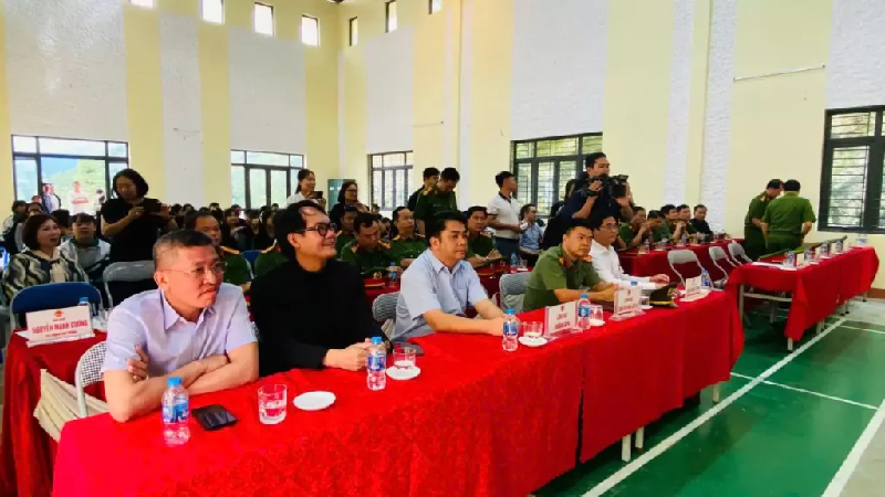 Lan tỏa yêu thương từ lực lượng Công an: Trường Đại học Cảnh sát nhân dân trao học bổng và thiết bị học tập cho học sinh nghèo tại Sa Pa Lan tỏa yêu thương từ lực lượng Công an: Trường Đại học Cảnh sát nhân dân trao học bổng và thiết bị học tập cho học sinh nghèo tại Sa Pa