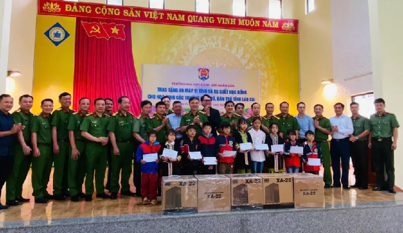 Lan tỏa yêu thương từ lực lượng Công an: Trường Đại học Cảnh sát nhân dân trao học bổng và thiết bị học tập cho học sinh nghèo tại Sa Pa Lan tỏa yêu thương từ lực lượng Công an: Trường Đại học Cảnh sát nhân dân trao học bổng và thiết bị học tập cho học sinh nghèo tại Sa Pa