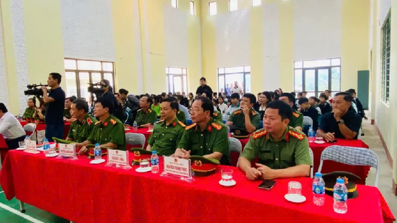 Lan tỏa yêu thương từ lực lượng Công an: Trường Đại học Cảnh sát nhân dân trao học bổng và thiết bị học tập cho học sinh nghèo tại Sa Pa