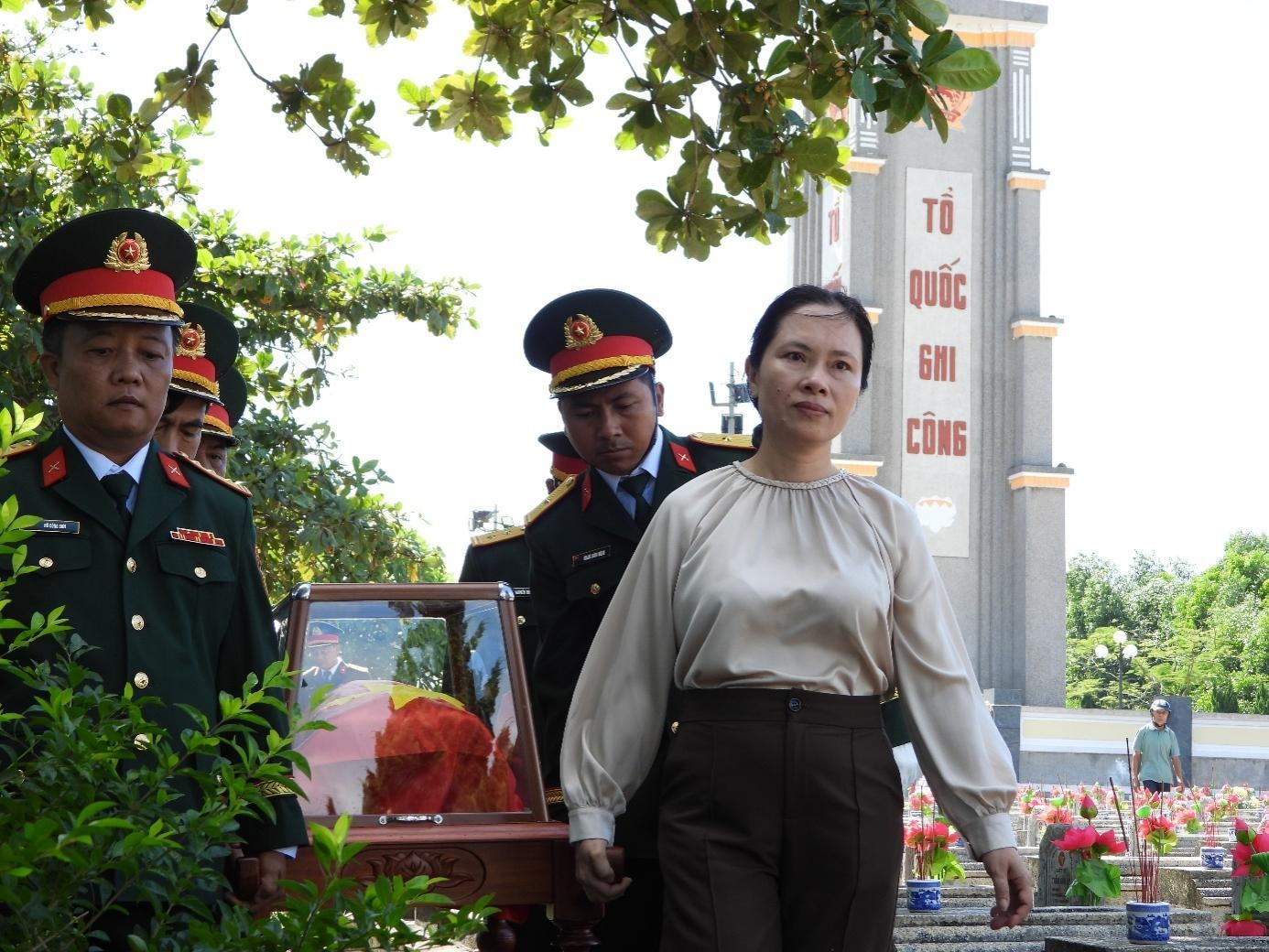 Đồng chí Ninh Thị Hòa, Bí thư Đảng ủy, Chủ tịch HĐND xã Trường Phú tham gia lễ truy điệu tiễn biệt các liệt sĩ trước khi về với đất mẹ. Ảnh Hoàng Anh