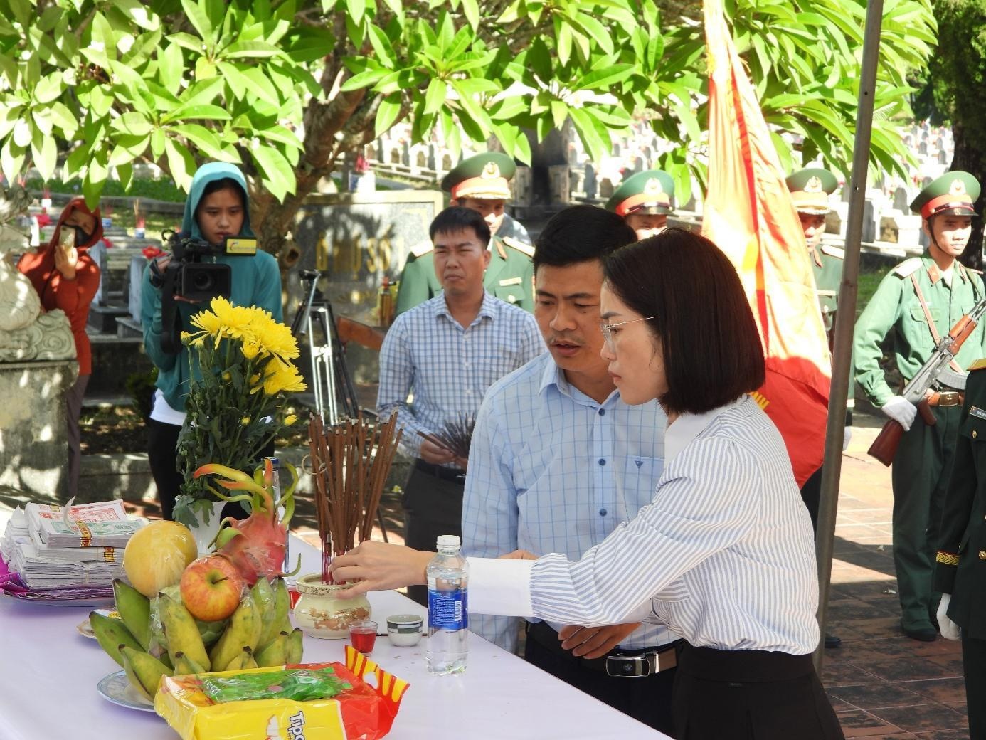 Đồng chí Trương Thị Thanh Hoa, Phó giám đốc Sở Nội vụ tỉnh Quảng Trị thắp nén hương tri ân các anh hùng, liệt sĩ. Ảnh Hoàng Anh