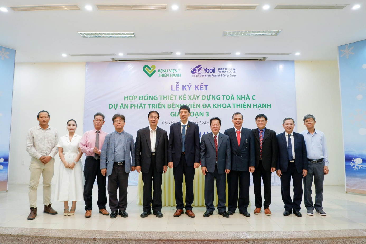 Đại diện hai đơn vị và các khách mời chụp hình lưu niệm sau lễ ký kết hợp đồng Đại diện hai đơn vị và các khách mời chụp hình lưu niệm sau lễ ký kết hợp đồng