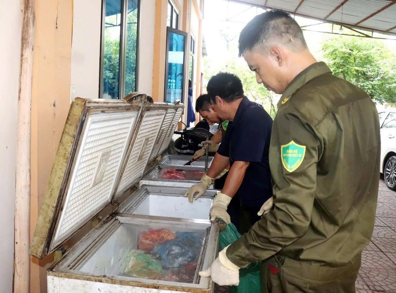 Công an Phường Vĩnh Yên tiêu hủy hơn 500kg mỡ lợn bẩn giữa tâm  dịch tả lợn