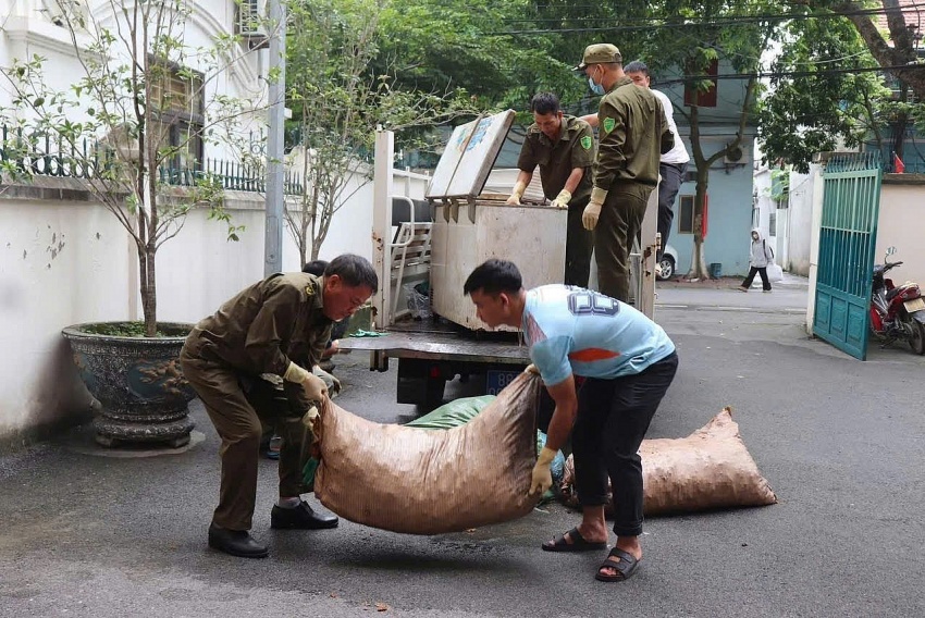 Công an Phường Vĩnh Yên tiêu hủy hơn 500kg mỡ lợn bẩn giữa tâm  dịch tả lợn