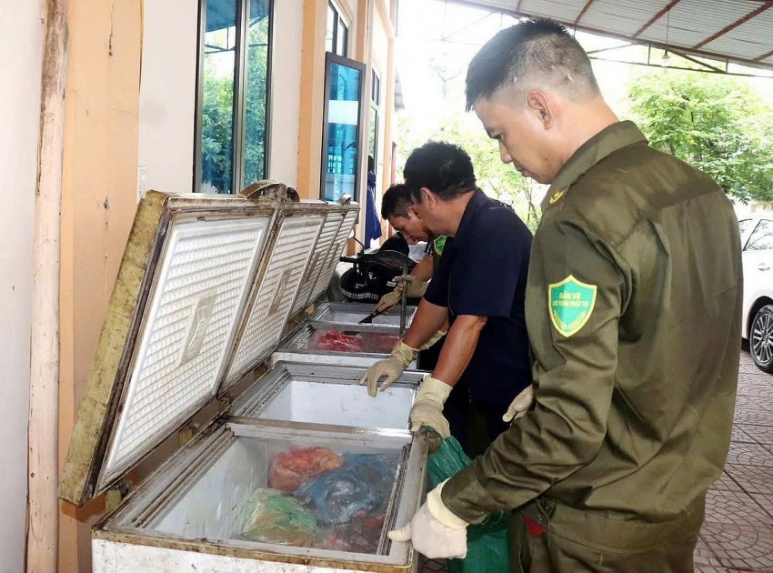 Công an Phường Vĩnh Yên tiêu hủy hơn 500kg mỡ lợn bẩn giữa tâm  dịch tả lợn