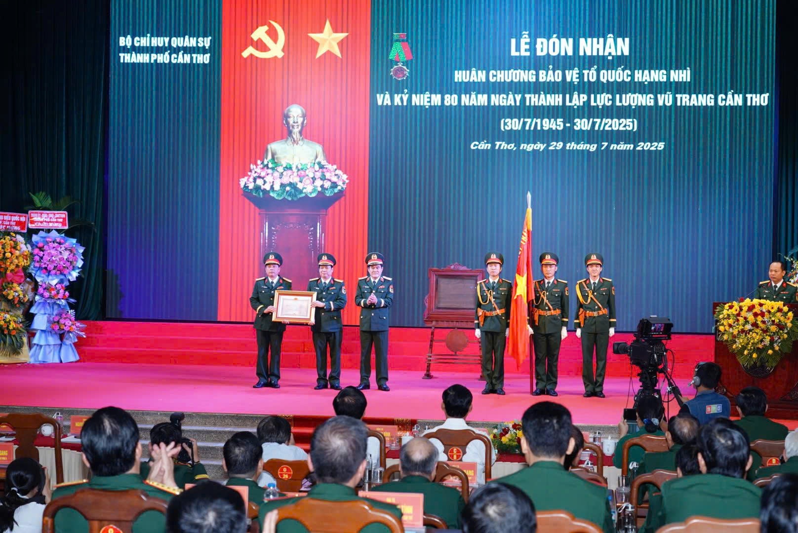 Kỷ niệm 80 năm Ngày thành lập LLVT Cần Thơ và đón nhận Huân chương hạng Nhì