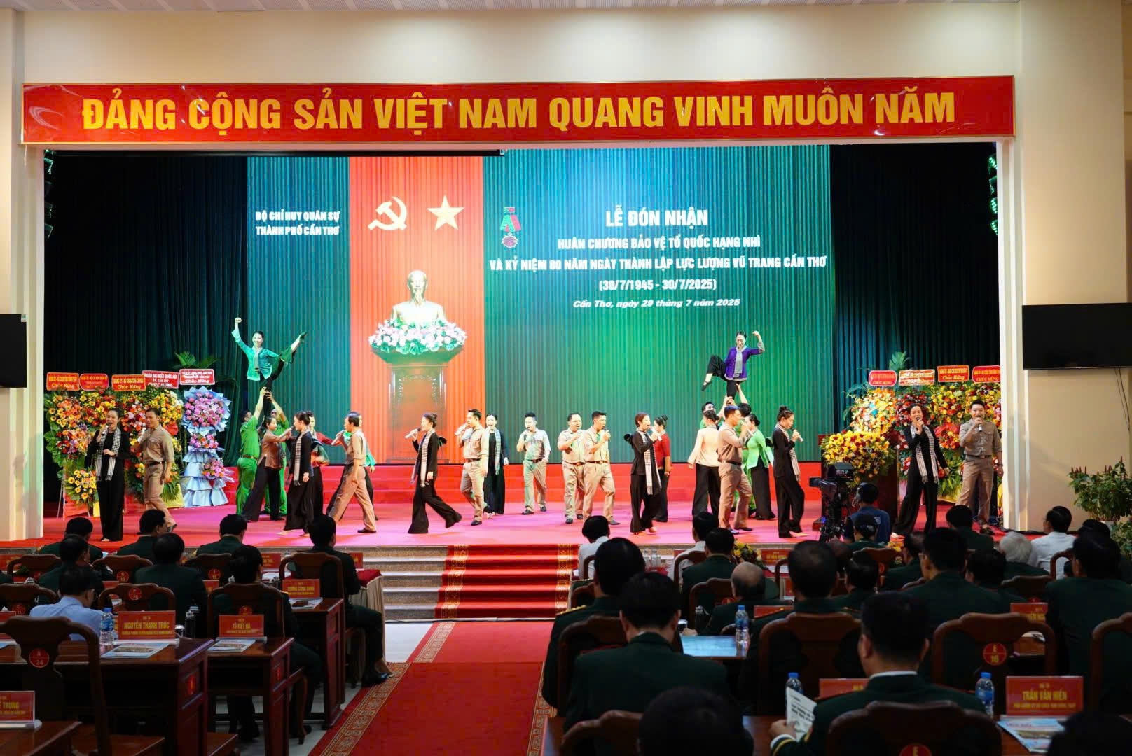 Kỷ niệm 80 năm Ngày thành lập LLVT Cần Thơ và đón nhận Huân chương hạng Nhì