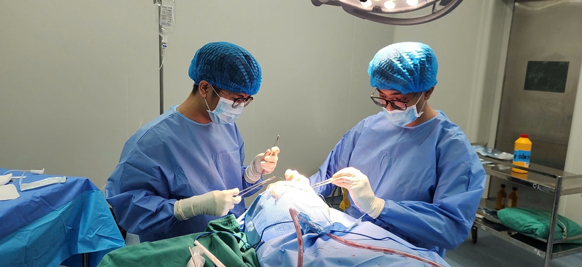 Phẫu thuật thành công một phụ nữ ở Cần Thơ bị đạn lạc trúng đầu khi đang làm vườn