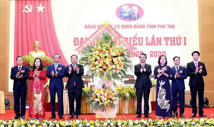 Đảng bộ các cơ quan Đảng tỉnh Phú Thọ: Phát huy vai trò hạt nhân chính trị, là trung tâm đoàn kết, sáng tạo, dám nghĩ dám làm Đảng bộ các cơ quan Đảng tỉnh Phú Thọ: Phát huy vai trò hạt nhân chính trị, là trung tâm đoàn kết, sáng tạo, dám nghĩ dám làm