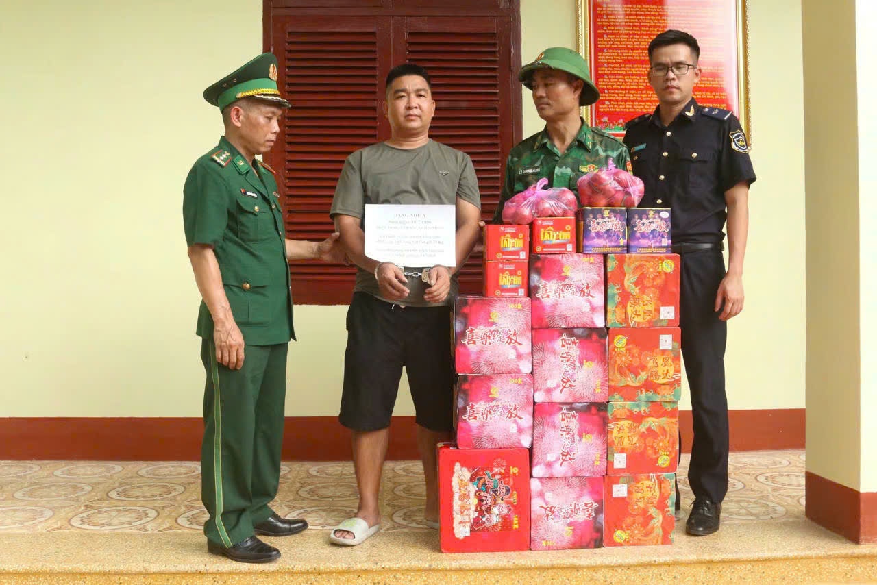 Bộ đội Biên phòng cửa khẩu quốc tế Hữu Nghị ngăn chặn kịp thời hành vi vận chuyển 54kg pháo nổ trái phép