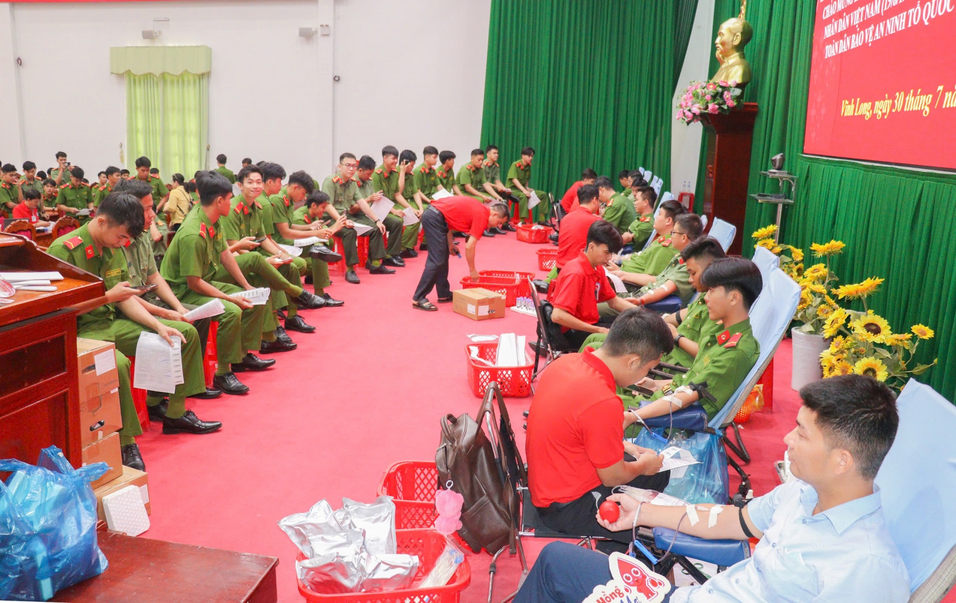 Công an tỉnh Vĩnh Long hưởng ứng ngày hội hiến máu tình nguyện