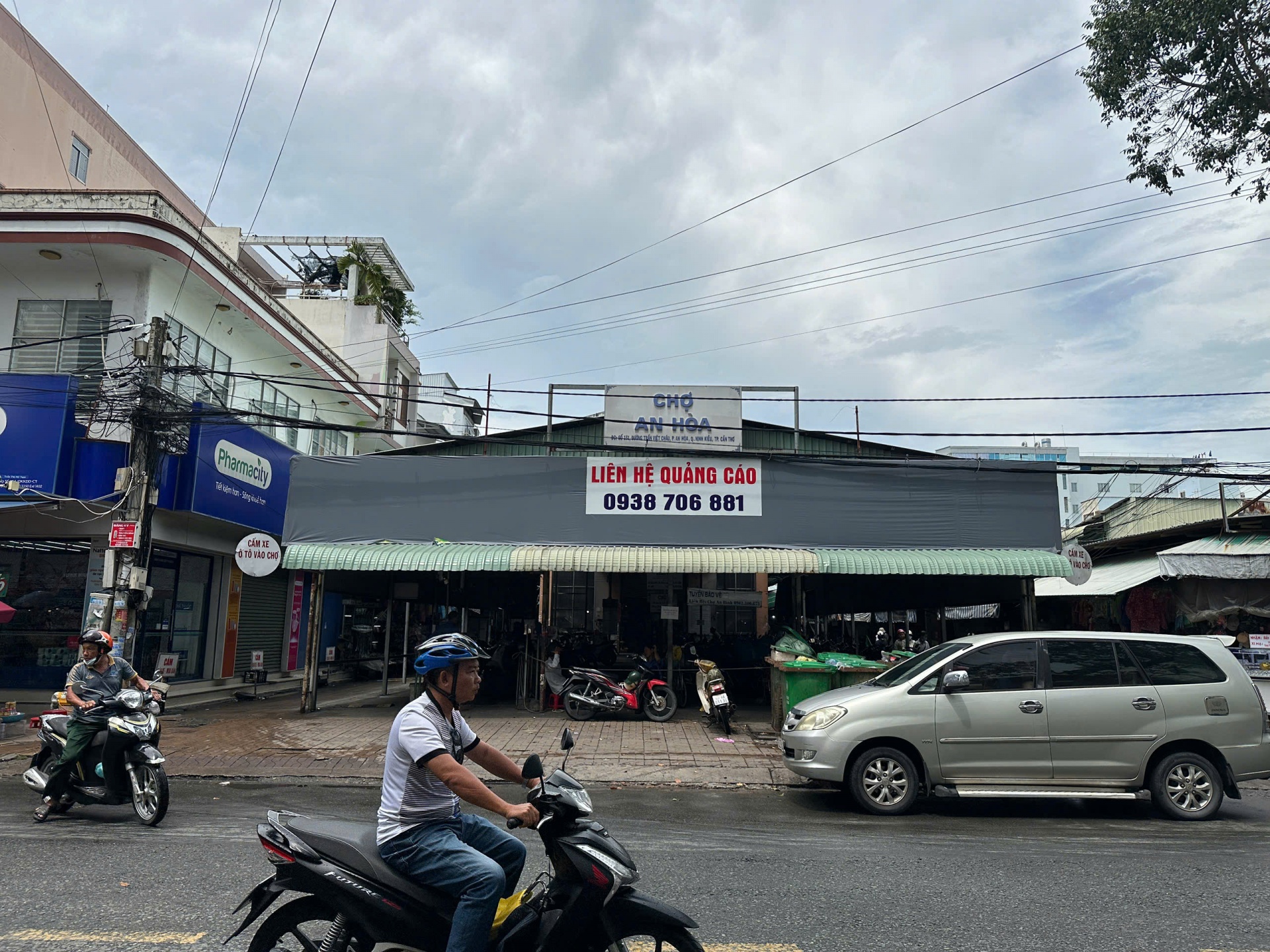 Bãi giữ xe tại chợ An Hòa của Cần Thơ thu tiền giữ xe máy 10.000 đồng mỗi giờ