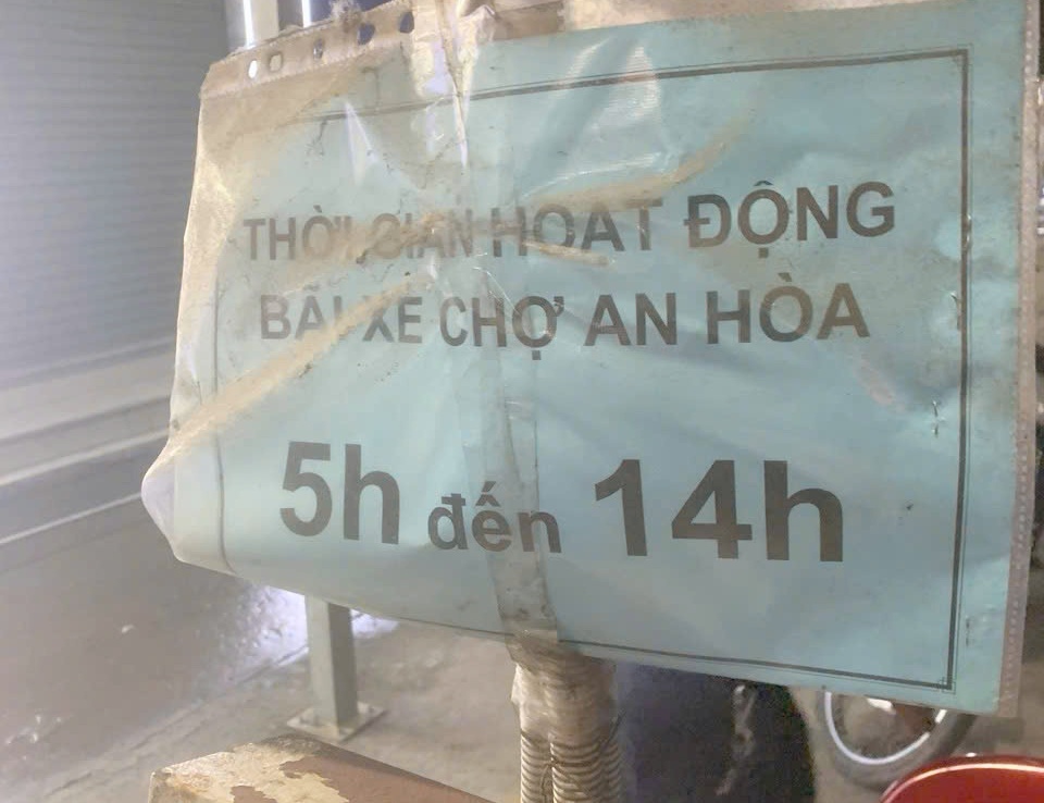 Bãi giữ xe tại chợ An Hòa của Cần Thơ thu tiền giữ xe máy 10.000 đồng mỗi giờ