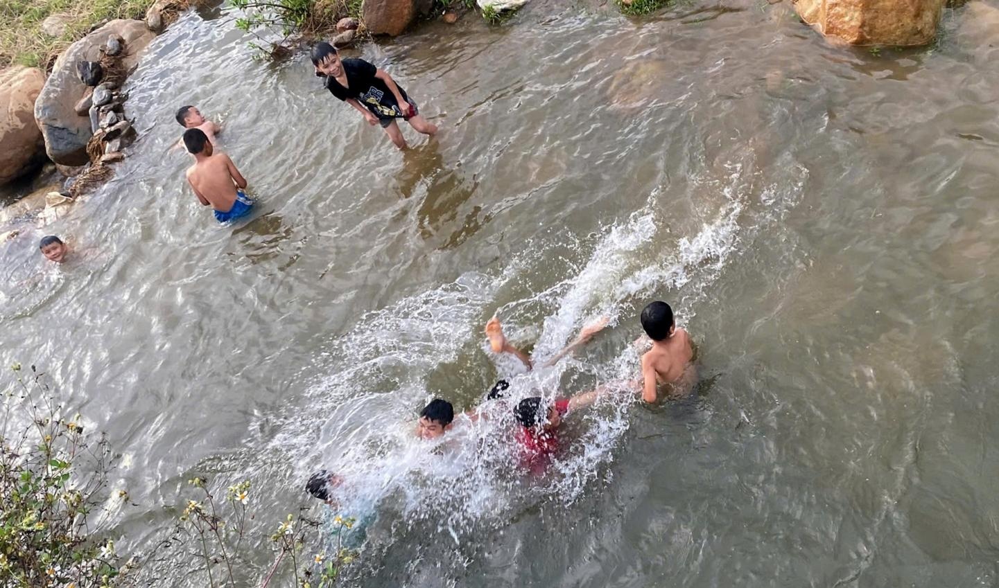 Tắm suối tiềm ẩn nguy cơ tai nạn đuối nước