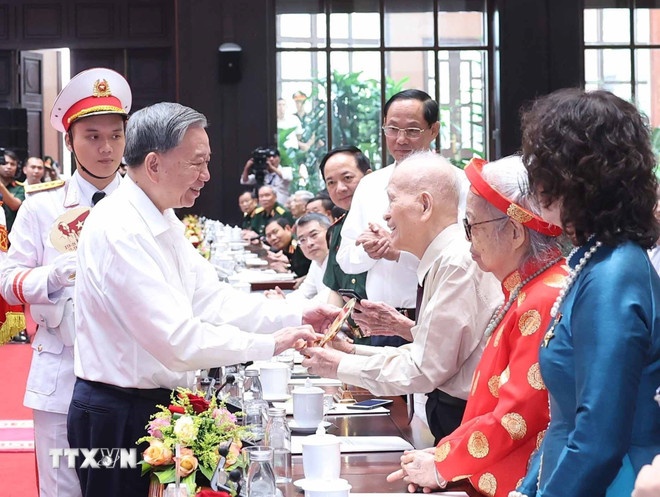 Tổng Bí thư Tô Lâm tặng quà cho cán bộ lão thành cách mạng. (Ảnh: TTXVN) Tổng Bí thư Tô Lâm tặng quà cho cán bộ lão thành cách mạng. (Ảnh: TTXVN)