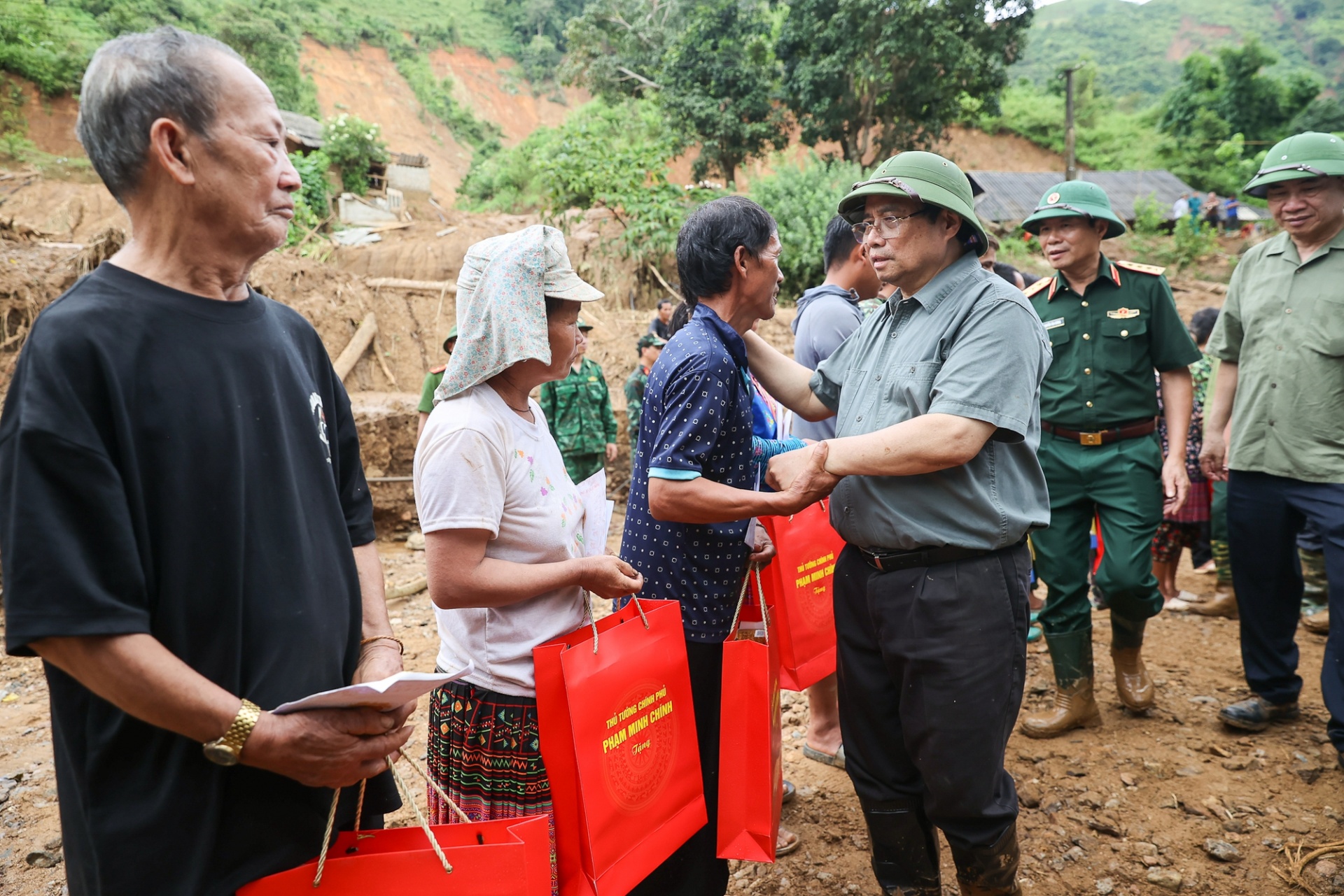 Thủ tướng tặng quà, động viên các gia đình bị thiệt hại do thiên tai - Ảnh: VGP Thủ tướng tặng quà, động viên các gia đình bị thiệt hại do thiên tai - Ảnh: VGP
