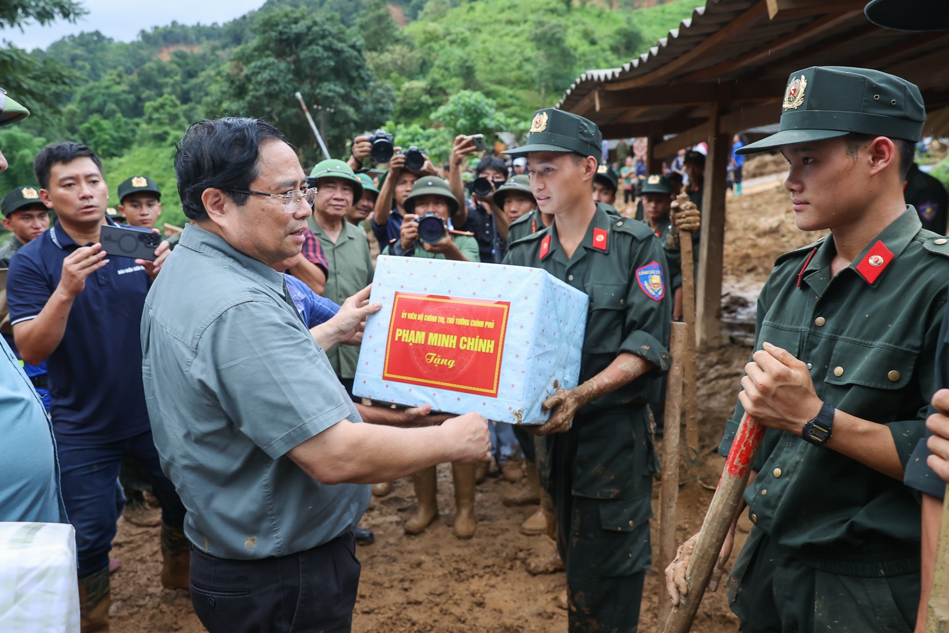 Thủ tướng tặng quà, động viên lực lượng cứu hộ, cứu nạn - Ảnh: VGP Thủ tướng tặng quà, động viên lực lượng cứu hộ, cứu nạn - Ảnh: VGP